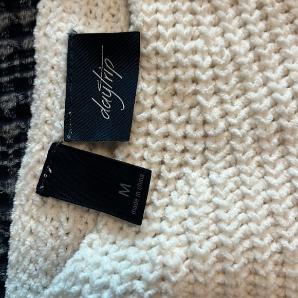 Women’s Daytrip sweater size medium. Cream. - Picture 3 of 7